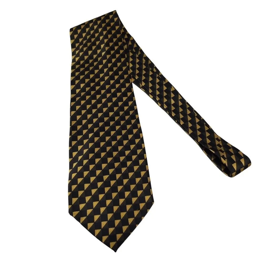 Laura Di Maggio dimaggio necktie